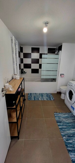 Sèche-cheveux, savon, papier toilette