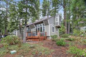 A house with a deck, surrounded by trees. - Modern Tahoe Getaway Near the Lake (Tahoe City)