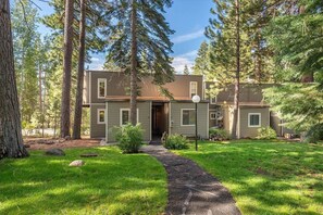 Exterior - Modern Tahoe Getaway Near the Lake (Tahoe City)