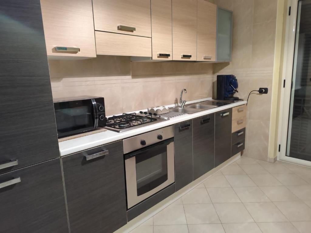 Réfrigérateur, micro-ondes, plaque de cuisson, bouilloire électrique