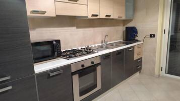 Réfrigérateur, micro-ondes, plaque de cuisson, bouilloire électrique