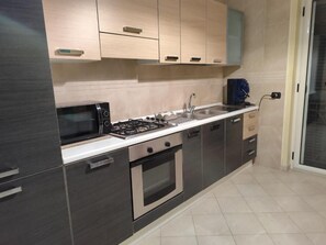 Kühlschrank, Mikrowelle, Herdplatte, Wasserkocher