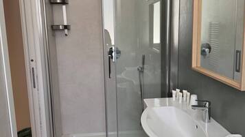 Dusche, Haartrockner, Bidet, Handtücher