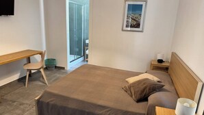 A bedroom with a bed, a desk, a chair, a nightstand, and a picture on the wall. - Spinal (VICO DEL GARGANO)