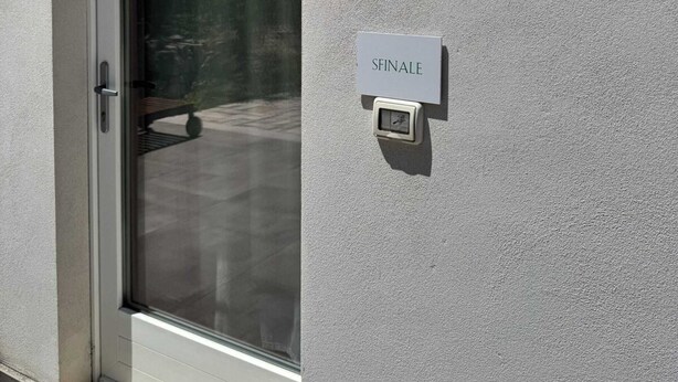 A door with a sign reading 'SFINALE' and a security keypad on the wall. - Spinal (VICO DEL GARGANO)