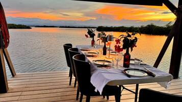 Bungalow Luxury, balcone, vista mare | Ristorazione all'aperto