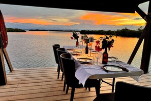 Bungalow Luxury, balcone, vista mare | Ristorazione all'aperto