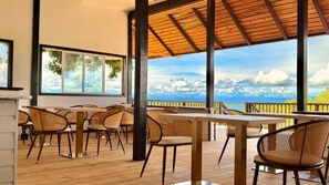 Outdoor dining - Six Pillars Resort (Bastimentos)
