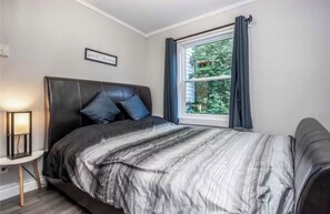 1 bedroom, Internet, bed sheets - The Row hourse Retreat | Suite A (St. John's)