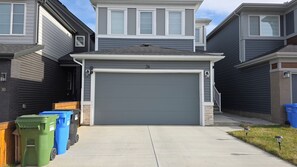 Exterior - Beautiful 2 Bedroom Cozy Suite in Seton near YMCA (Calgary)