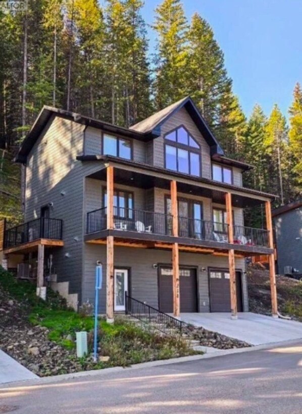 Exterior - Entire 4 bedroom home in Crowsnest Pass, Canada (Blairmore)