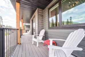 Terrace/patio - Entire 4 bedroom home in Crowsnest Pass, Canada (Blairmore)