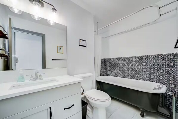 Bathroom - Entire 4 bedroom home in Crowsnest Pass, Canada (Blairmore)