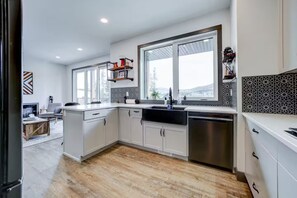 Private kitchen - Entire 4 bedroom home in Crowsnest Pass, Canada (Blairmore)