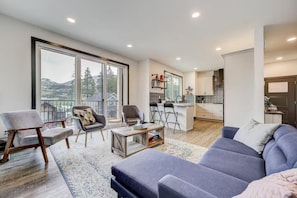 Smart TV - Entire 4 bedroom home in Crowsnest Pass, Canada (Blairmore)