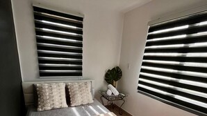 5 quartos, ferros/tábuas de passar roupa, berço de viagem