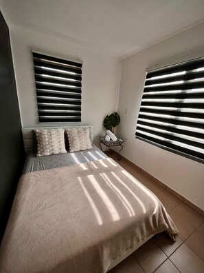 5 habitaciones, tabla de planchar con plancha y cuna de viaje 