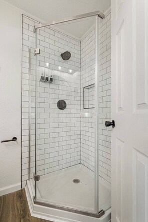 Secador de pelo, toallas, jabón, shampoo