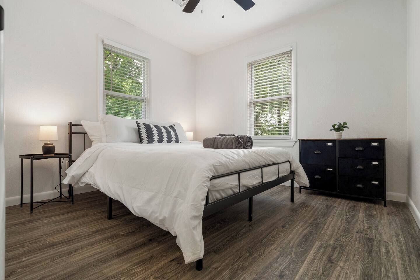 3 chambres, fer et planche à repasser, Wi-Fi gratuit, draps fournis