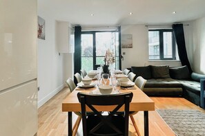 Dining - 2 Bed Apartment - Sleeps 10 - Wifi, Near Transport (London)