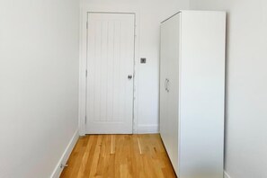 Interior - 2 Bed Apartment - Sleeps 10 - Wifi, Near Transport (London)