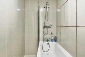 Shower, hair dryer, towels - 2 Bed Apartment - Sleeps 10 - Wifi, Near Transport (London)