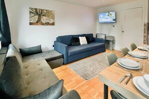 Living area - 2 Bed Apartment - Sleeps 10 - Wifi, Near Transport (London)