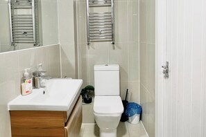 Bathroom - 2 Bed Apartment - Sleeps 10 - Wifi, Near Transport (London)
