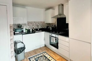 Fridge, microwave, oven, toaster - 2 Bed Apartment - Sleeps 10 - Wifi, Near Transport (London)