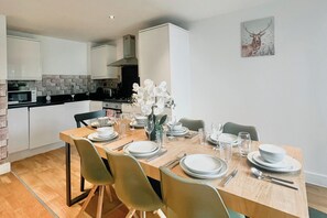 Dining - 2 Bed Apartment - Sleeps 10 - Wifi, Near Transport (London)
