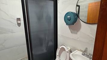 Basic-Apartment, 2 Schlafzimmer, barrierearm, Terrasse | Badezimmer