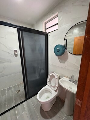 Appartement, 2 chambres, accessible aux personnes à mobilité réduite, patio | Salle de bain