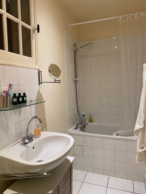 Hair dryer, towels, soap, toilet paper - Fully equipped Normandy farmhouse with swimming pool (Sylvains-Lès-Moulins)