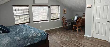 Tabla de planchar con plancha, wifi, ropa de cama