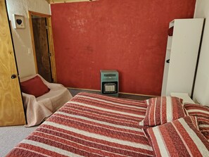 1 bedroom, free WiFi, bed sheets - Cabañas el Rombo, the perfect place to rest, listen to birds and relax... (Puerto Montt)
