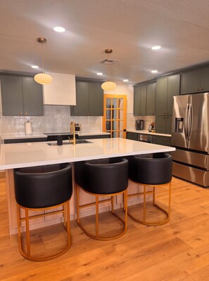 Microwave, oven, stovetop, dishwasher - Modern Flagstaff Retreat • 3BR • Stylish & Spacious (Flagstaff)