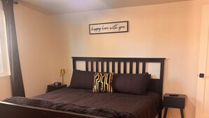 3 bedrooms, iron/ironing board, Internet, bed sheets - Modern Flagstaff Retreat • 3BR • Stylish & Spacious (Flagstaff)