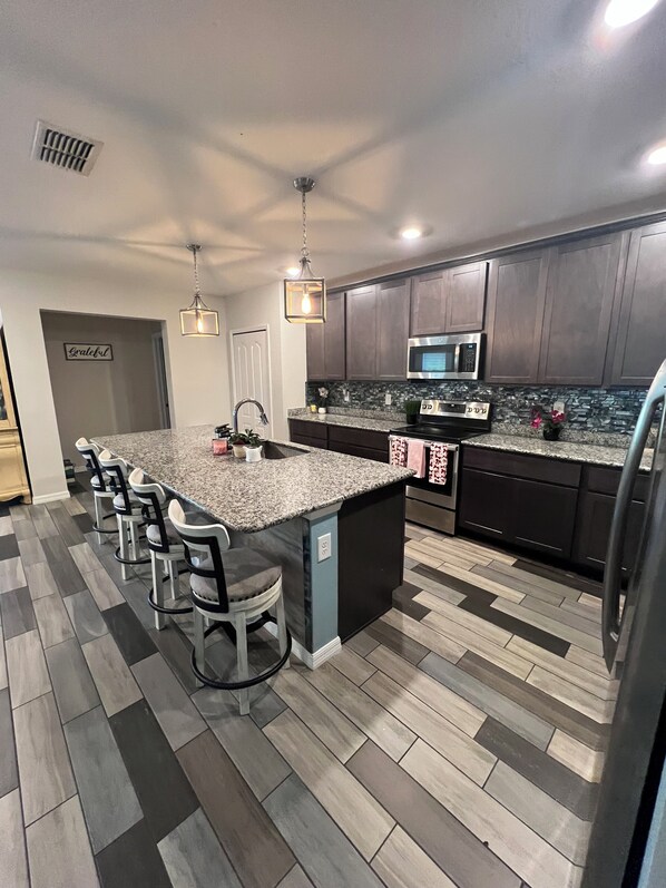 Jääkaappi, mikroaaltouuni, uuni, liesi