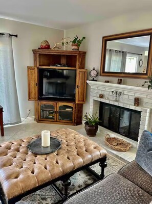 Living area - 4 Bedroom Home Near Carmel Valley, close to canyons, parks, beaches & PUSD (San Diego)