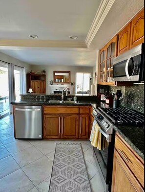 Private kitchen - 4 Bedroom Home Near Carmel Valley, close to canyons, parks, beaches & PUSD (San Diego)