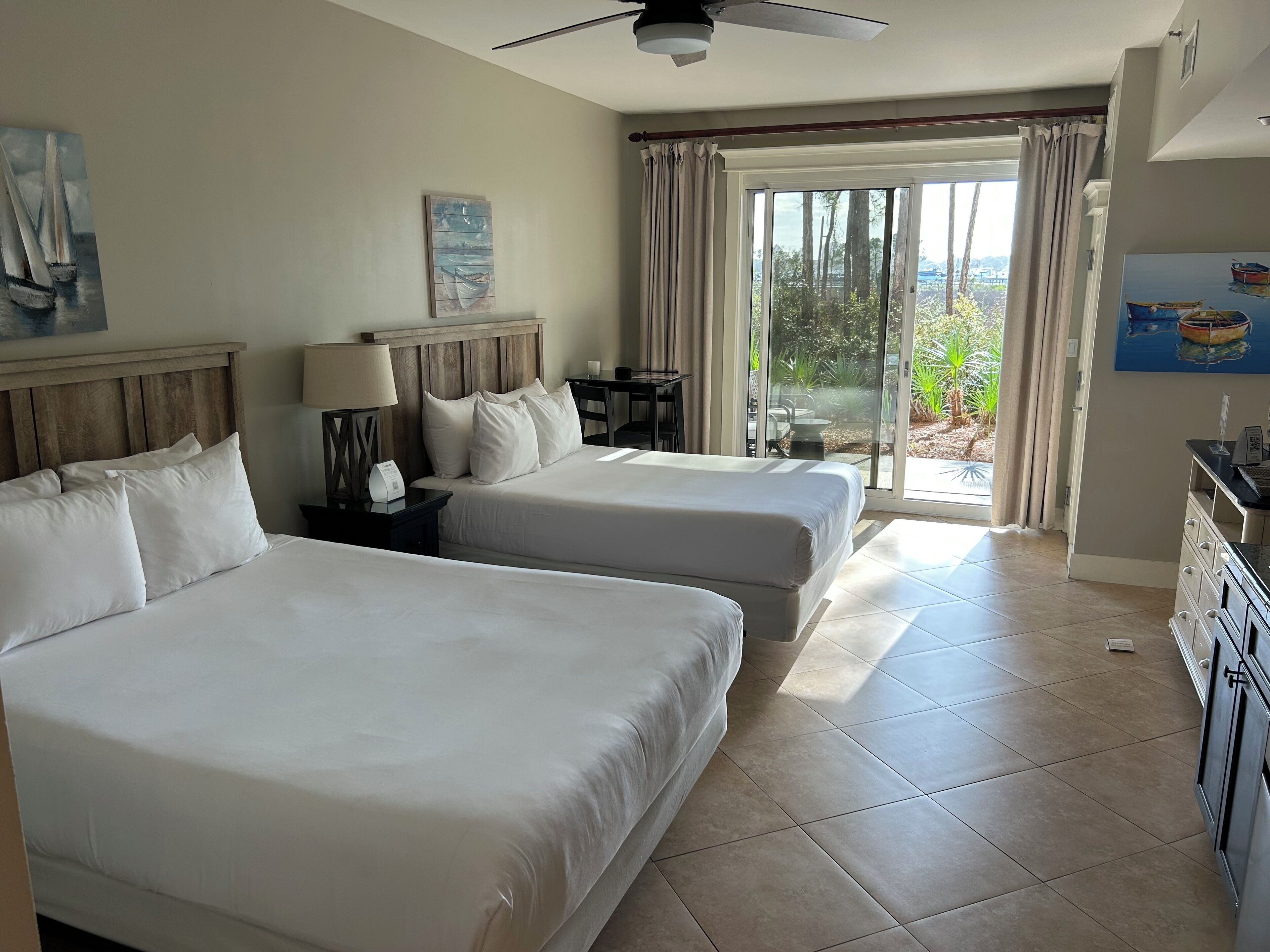 1 chambre, coffres-forts dans les chambres, fer et planche à repasser