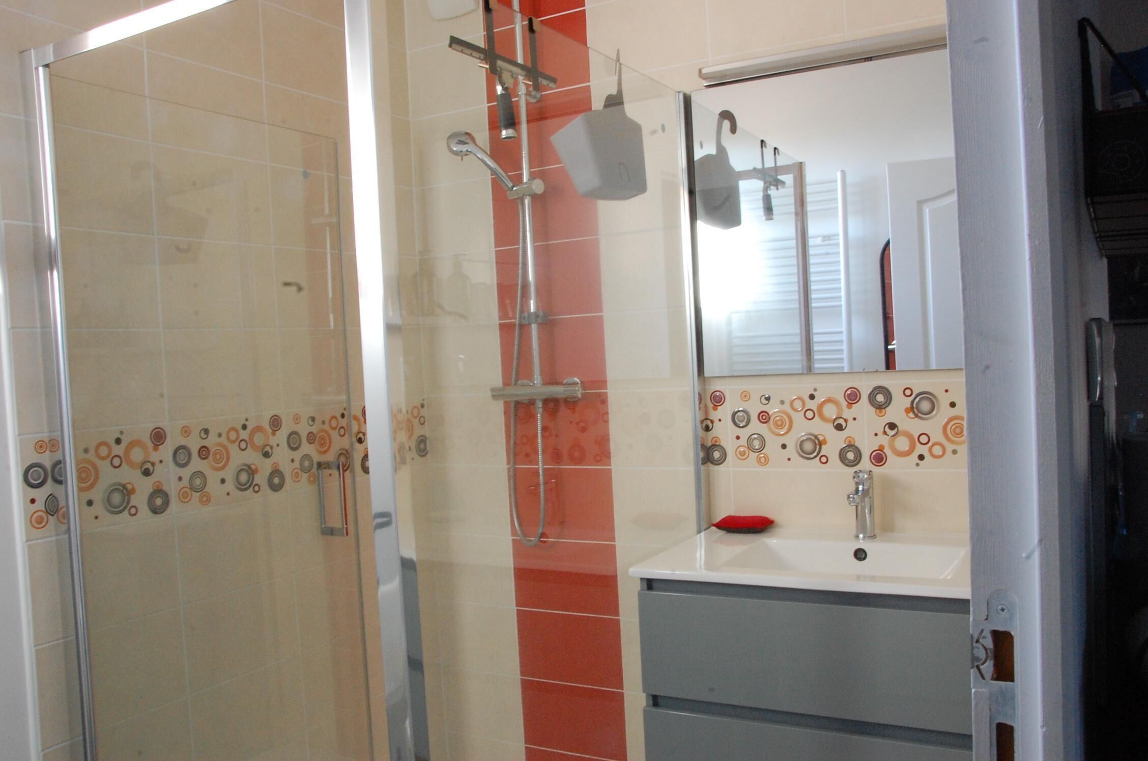 Doccia, asciugacapelli, asciugamani, sapone