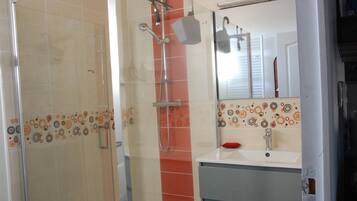 Doccia, asciugacapelli, asciugamani, sapone