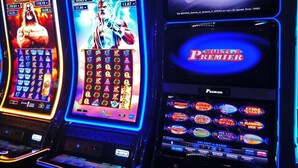 Máquinas tragamonedas con diferentes temas de juego.