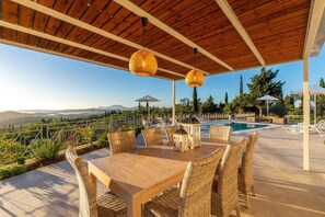 Outdoor dining - Villa Lithea by Villa Plus (Kato Korakiana)