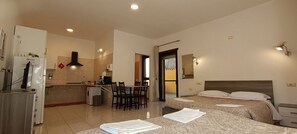 Estúdio família | Edredons de pluma, escrivaninha, espaço de trabalho para notebook