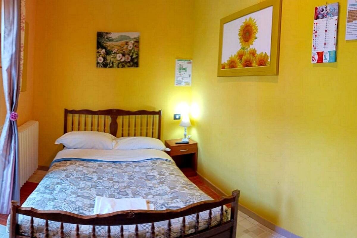 Edredons de pluma, escrivaninha, espaço de trabalho para notebook