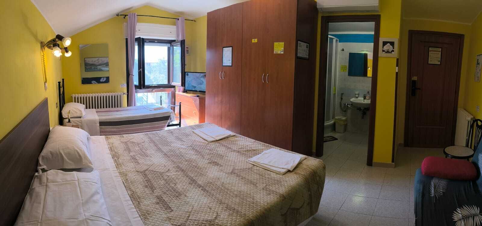 Edredons de pluma, escrivaninha, espaço de trabalho para notebook