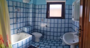 Secador de cabelo, roupões de banho, bidê, toalhas de banho