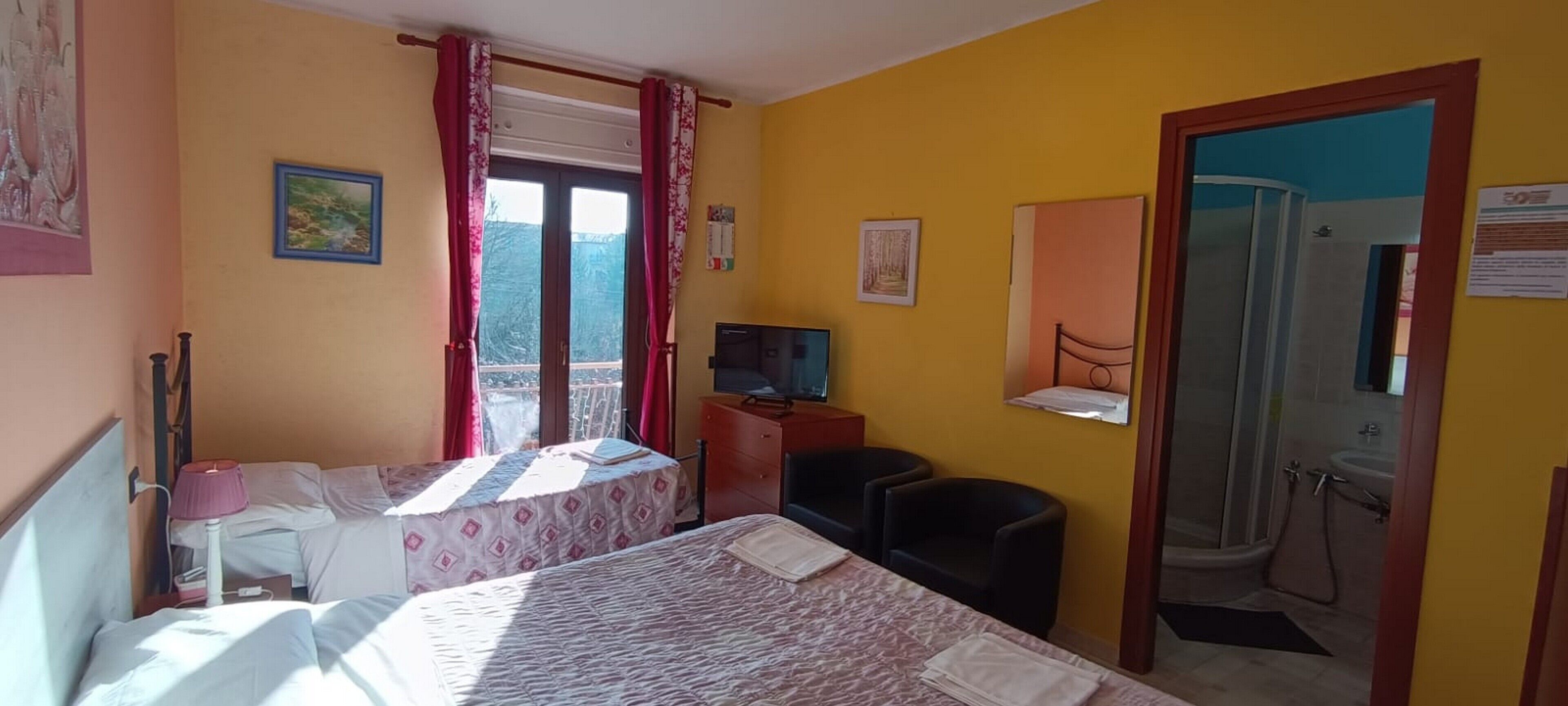 Edredons de pluma, escrivaninha, espaço de trabalho para notebook